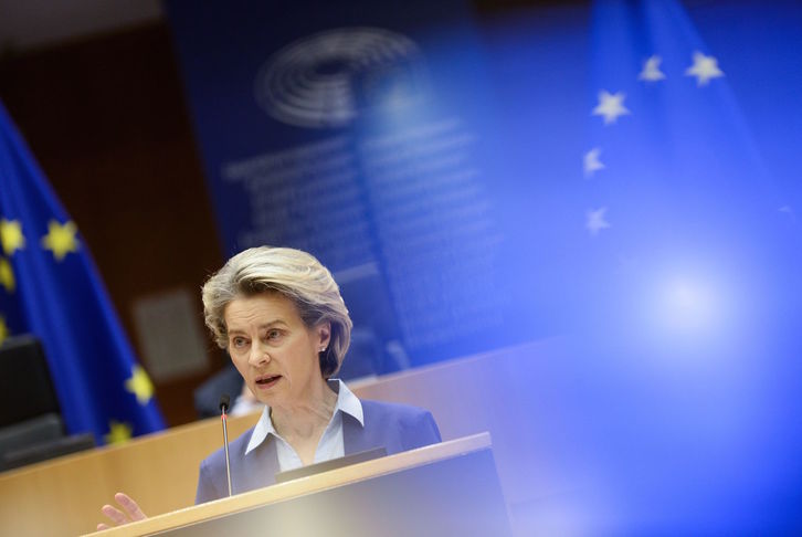 Ursula von der Leyen, presidenta de la Comisión Europea, durante el pleno de la Eurocámara. (Johanna GERON/AFP)