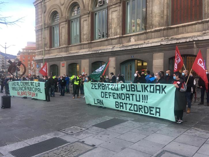 Concentración en contra de la supresión del servicio de ambulancia municipal en Bilbo.