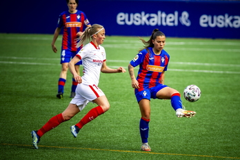 La armera Maria Llompart frente al Sevilla. (Jaizki FONTANEDA / FOKU)
