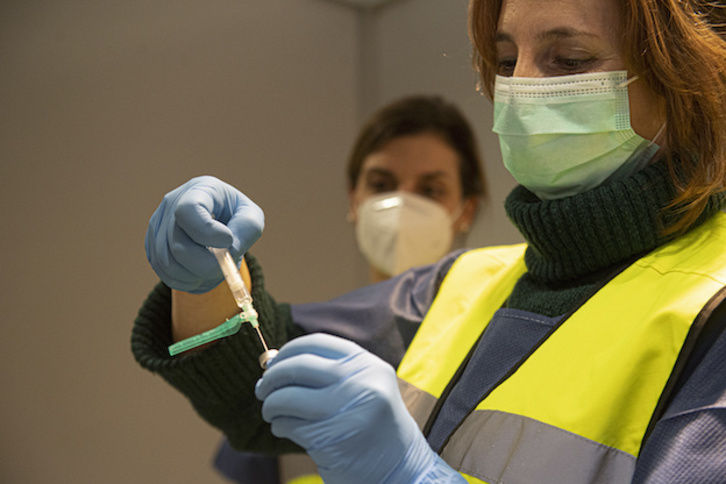 Vacunación de profesionales sanitarios en Nafarroa. (Jagoba MANTEROLA/FOKU)