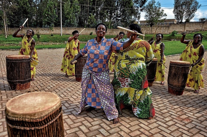 Miembros de Ingoma nshya, el primer grupo percusionista femenino de Ruanda.