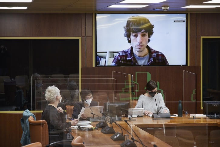 «Disney+ euskaraz» ekimenaren bultzatzaileetako bat, Gasteizko legebiltzarkideei eskaera aurkezten.