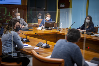 La consejera, Gotzone Sagardui, acompañada de una silente directora de Osakidetza, Rosa Pérez. (Jaiz FONTANEDA/FOKU)