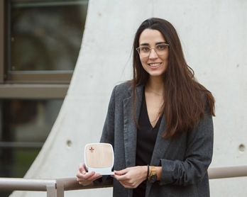 Ana Ruiz Ilundain muestra el dispositivo diseñado para la mejora del aire interior. (UPNA)