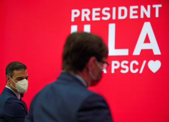 El candidato del PSC, Salvador Illa, con Pedro Sánchez a su lado, ayer en Santa Coloma de Gramenet. (PSC)