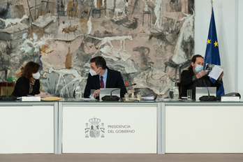 Pedro Sánchez conversa con Carmen Calvo, con Pablo Iglesias a su izquierda, en un Consejo de Ministros. (MONCLOA)
