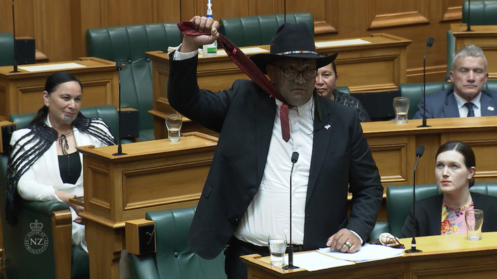 Protesta de Rawiri Waititi, del Partido Maorí, por el uso obligatorio de la corbata en el Parlamento de Nueva Zelanda. (AFP)