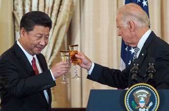 Xi Jinping brinda con Joe Biden, entonces vicepresidente de EEUU, durante una visita del mandatario chino a Washington en 2015. (Paul J. RICHARDS/AFP)