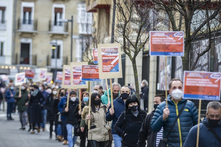 Euskal Herriko Eskubide Sozialen Kartak elkarretaratzea egin du Gasteizko Legebiltzarraren aitzinean. (Jaizki FONTANEDA/FOKU)