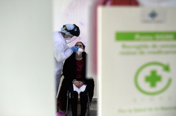 Test rápido de antígenos en una farmacia de Madrid. (Óscar DEL POZO/AFP)
