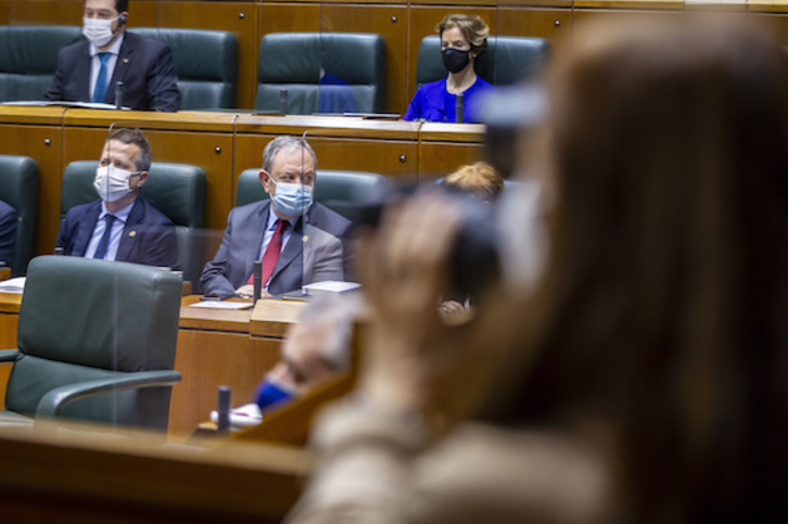 El consero Pedro Azpiazu y detrás suyo la parlamentaria del PSE Sonia Pérez. (Jaizki FONTANEDA/FOKU)