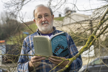 Pablo Barrio, con un ejemplar de ‘El Sitio del Fin del Mundo’. (Andoni CANELLADA/FOKU)
