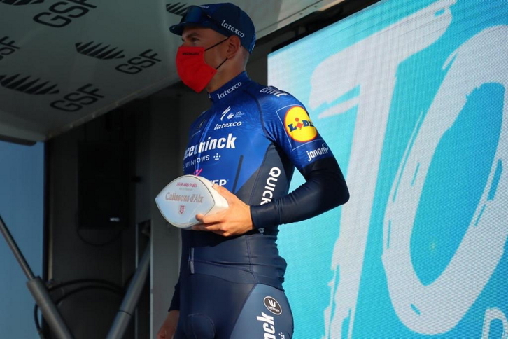 Davide Ballerini con el premio del vencedor de la primera etapa. (@Deceuninck_qst)