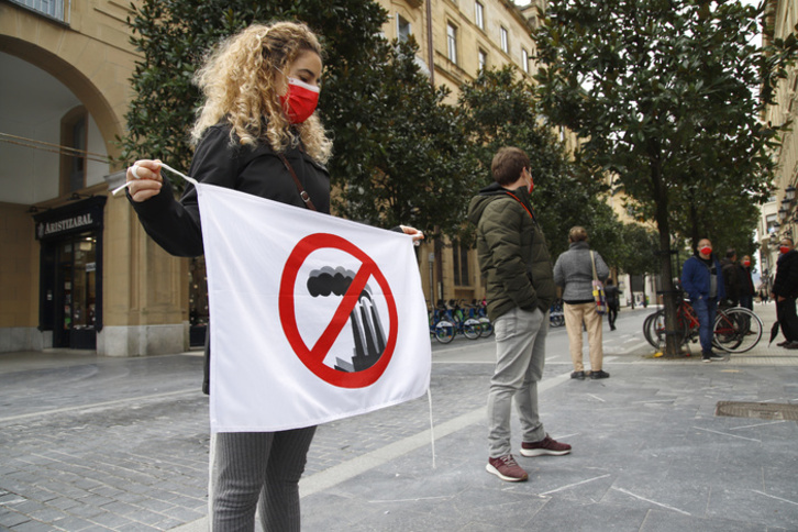 Cadena humana convocada recientemente por GuraSOS en Donostia. (Maialen ANDRES / FOKU)