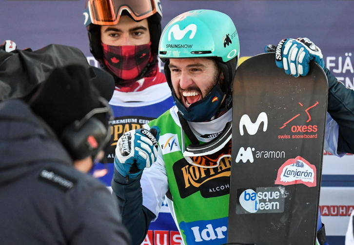 Lucas Eguibar celebra su victoria en el Mundial de Idre Fjäll. (Anders WIKLUND / AFP)