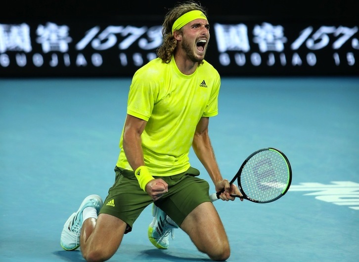 Dsbordante alegría de Tsitsipas después de haber sufrido y peleado durante cuatro horas y media ante el local Kokkinakis. (Brandon MALONE / AFP PHOTO)