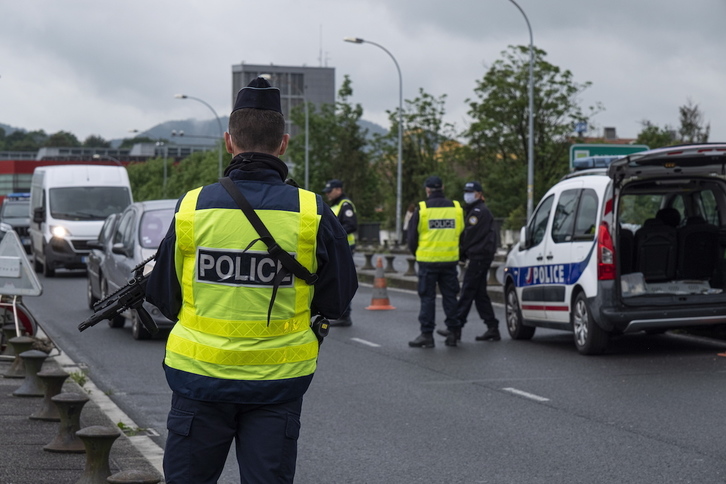 Control de la Policía francesa en el puente de Santiago. (Jon URBE / FOKU)