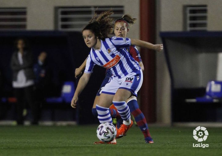 Eizagirre conduce el balón presionada por su excompañera Zornoza. (LFP)