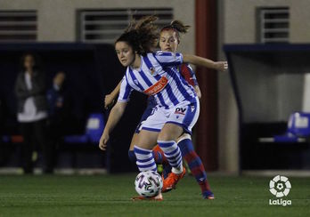 Eizagirre conduce el balón presionada por su excompañera Zornoza. (LFP)