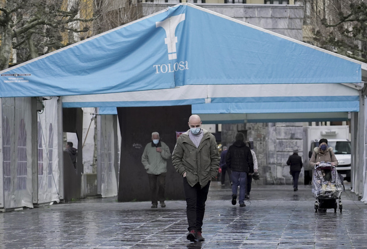Hosteleros y representantes municipales de Tolosa han pedido a la ciudadanía colaboración para cumplir las medidas estos días.  (Gorka RUBIO)