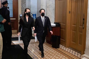 Llegada del líder de la acusación, Jamie Raskin, a la tercera sesión del juicio contra Trump. (Michael REYNOLDS/AFP). 