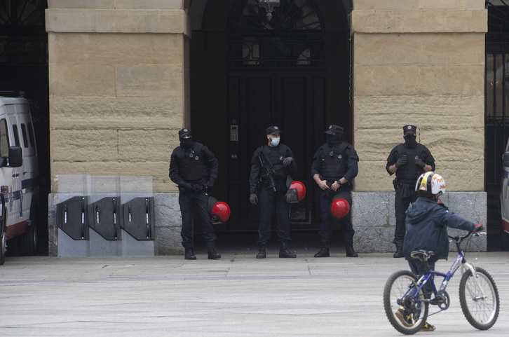Lau ertzain, Donostian, San Sebastian egunean. (Jagoba MANTEROLA/FOKU)