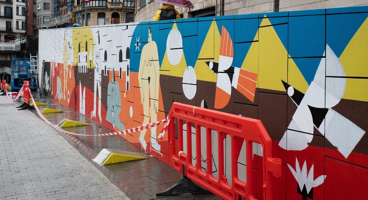 Mural que se está pintando en el muelle de La Merced en recuerdo a las víctimas de la violencia machista.