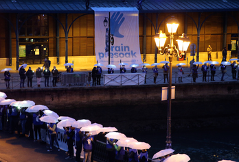 Imagen de la cadena humana llevada a cabo por Artesanos de la Paz y Sare en enero, en Baiona. (Bob EDME)