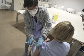 Vacunación en Zarautz a personal de Osakidetza. (Gorka RUBIO / FOKU)