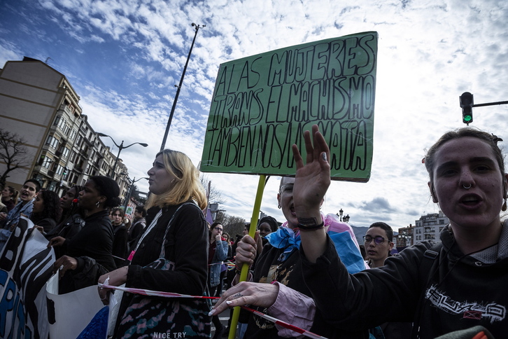 Mujeres recuerdan que el machismo también afecta a las trans durante la manifestación del 8M de 2020 en Bilbo. (Aritz LOIOLA/FOKU)