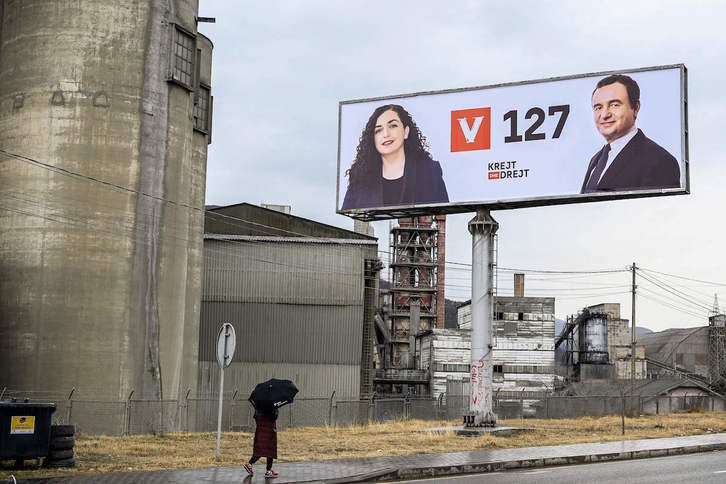 La presidenta interina de Kosovo, Vjosa Osmani, y el líder de VV, Albin Kurti, en un cartel electoral. (Armend NIMANI / AFP)