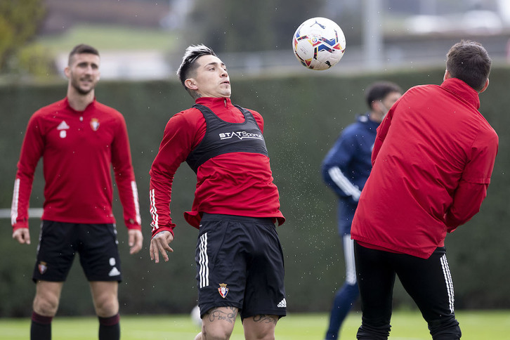 Chimy Ávila, durante la sesión matinal de fútbol-tenis que ha tenido lugar en Tajonar. (OSASUNA)