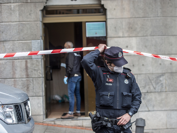 La Ertzaintza, en el piso en que ha aparecido el cuerpo de la mujer. (Marisol RAMIREZ | FOKU)