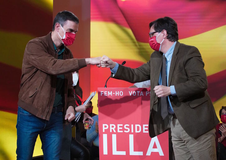 Sánchez e Illa se saludan en el cierre de campaña del PSC. (AFP)