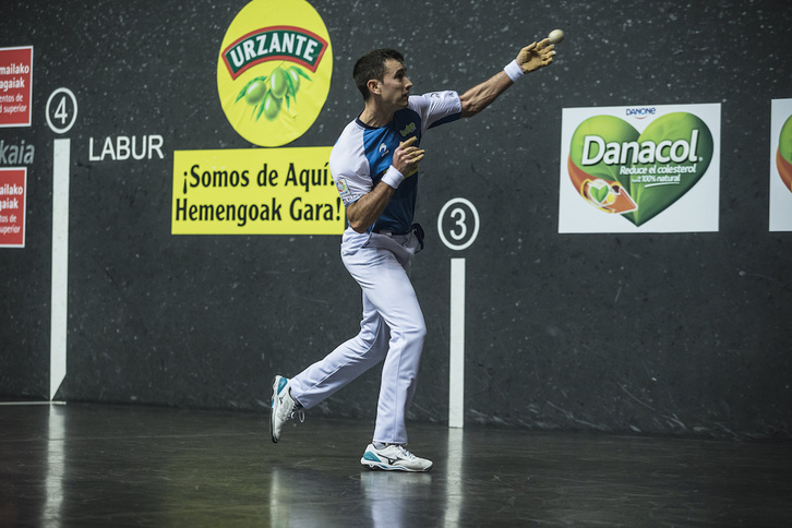 Mikel Urrutikoetxea sólo ha necesitado de tres tantos de aire para obtener el preciado punto. (Aritz LOIOLA/FOKU)
