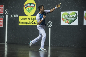 Mikel Urrutikoetxea sólo ha necesitado de tres tantos de aire para obtener el preciado punto. (Aritz LOIOLA/FOKU)