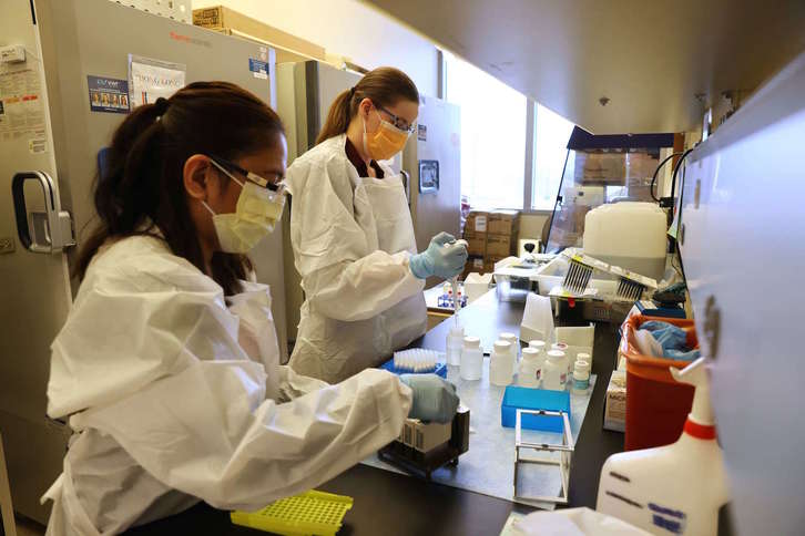 Investigadoras toman muestras serológicas durante el desarrollo de la fase 3 de Novavax en EEUU. (Karen DUCEY/AFP)