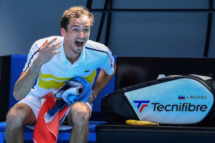 Medvedev ha mantenido una agria discusión con su entrenador, que ha optado por abandonar la pista. (William WEST/AFP)