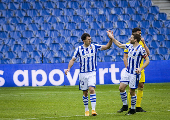 Illarra felicita a Mkel Oyarzabal tras uno de los dos goles que marcó ante el Cádiz en el último partido. (Gorka RUBIO/FOKU)