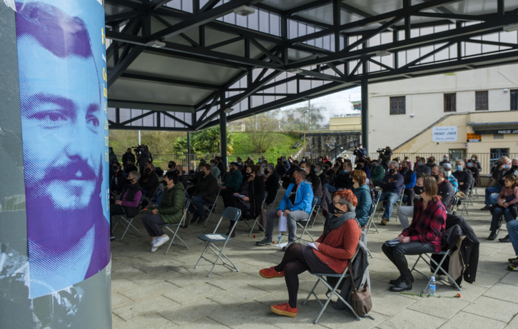 Imagen del público, en el acto de homenaje celebrado hoy en Zizurkil. (Jon URBE/FOKU)