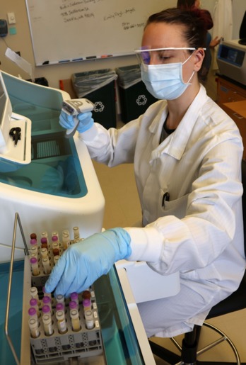 Investigadoras toman muestras serológicas durante el desarrollo de la fase 3 de Novavax en EEUU. (Karen DUCEY/AFP)