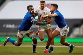 Los italianos Cannone y Sperandio tratan de frenar la carrera del inglés Slade. (Adrian DENNIS / AFP)