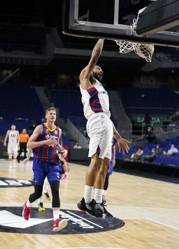 Mate a la contra de Pierria Henry, demasiado solo en demasiados momentos para aportar los puntos del Baskonia. (ACB PHOTO)
