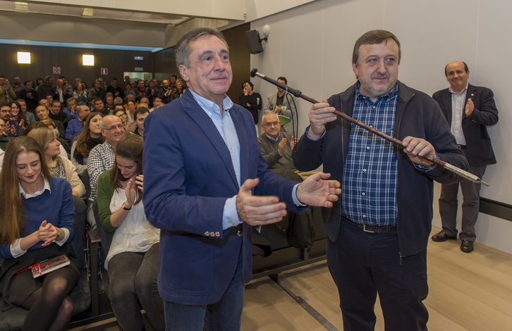Agirre, al ceder la vara de mando del PNV alavés a José Antonio Suso. (Juanan RUIZ/FOKU)