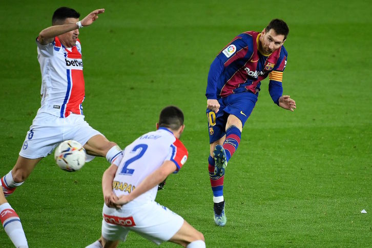 Messi ha marcado dos goles, el primero en este disparo que golpeó en el poste antes de entrar en la portería de Pacheco. (Lluis GENE/AFP) 