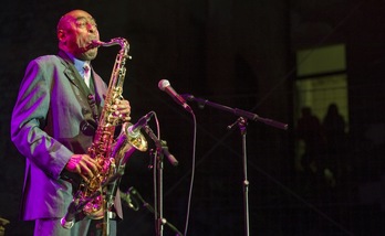 El saxofonista Archie Shepp, en una actuación de la edición de 2010 de Jazzaldia, en Donostia. (Jon URBE | FOKU)
