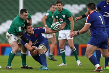 El francés Paul Willemse trata de asistir ante el intento de bloqueo del irlandés Cian Healy. 