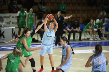 Araski e Lointek Gernika Bizkaia han sabido luchar y arrancar sendas importantes victorias. (Endika PORTILLO / FOKU)