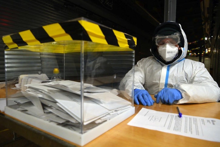 A las 20.00, con el cierre de las urnas, se ha publicado el primer sondeo. (Lluís GENÉ/AFP)