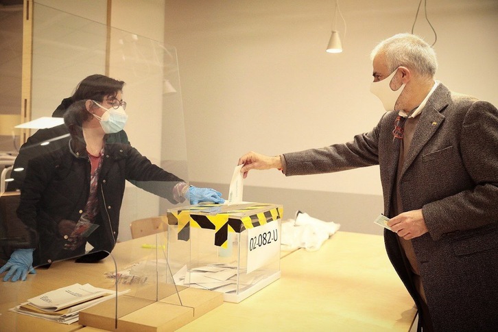Carlos Carrizosa, candidato de Ciudadanos, en el momento de votar.